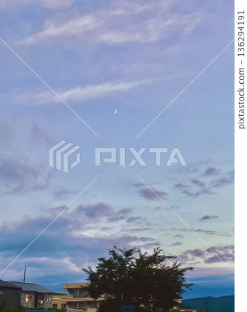 藍天和白色雲彩 136294191