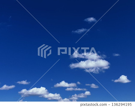 藍天和白色雲彩 136294195