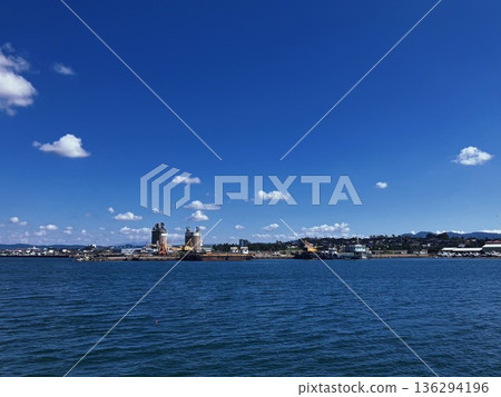 從海上眺望藍天 136294196