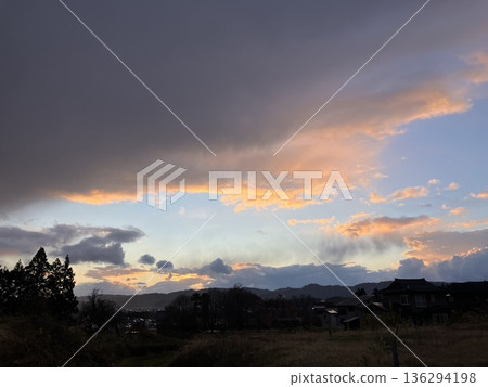 美麗的夕陽天空 136294198