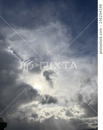 陽光透過雲層的縫隙 136294199