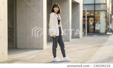一張健康日本女性身穿運動服站在街上的全身照 136294228