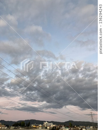 陰天的天空 136294243
