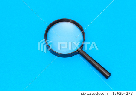 magnifying glass 136294278