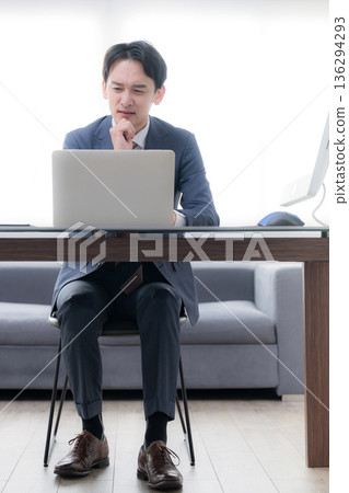 一幅畫面描繪了一位總裁或經理正憂心忡忡地看著一張業務策略和業績圖表,他手托著下巴,顯得猶豫不決。 一幅畫面描繪了一位總裁或經理正憂心忡忡地看著一張業務策略和業績圖表,他手托著下巴,顯得猶豫不決。 136294293