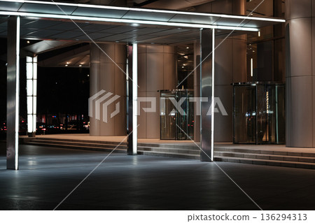 現代辦公大樓入口和夜間燈光璀璨的建築空間 136294313