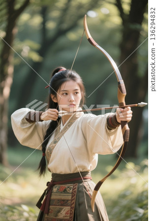 古装女子户外拉弓射箭 136294832