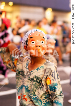 夏日祭,男孩戴著Hyottoko面具 夏日祭,男孩戴著Hyottoko面具 136294891