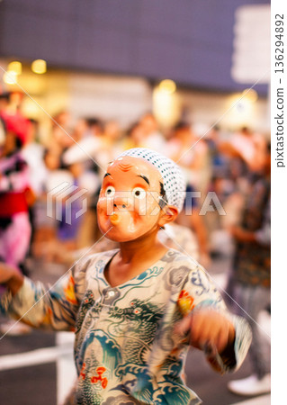 夏日祭，男孩戴著火神面具跳舞 136294892