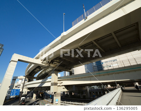 Elevated road and junction near the east exit of Yokohama Station, Kanagawa Prefecture 136295005