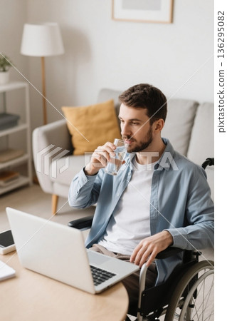 坐轮椅男子居家使用笔记本电脑 136295082