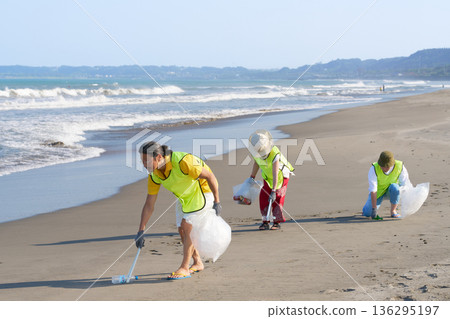 日本志工清理海灘的社會貢獻活動 136295197
