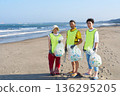 三名男女志工參與了海灘清潔志工活動 136295205