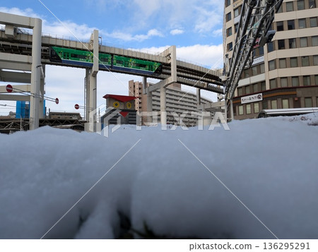 覆蓋著積雪的千葉車站前的袋警署和千葉都市單軌列車 136295291