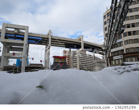 Snow-covered Owl Police Box in front of Chiba Station and the Chiba Urban Monorail Urban Flyer Snow-covered Owl Police Box in front of Chiba Station and the Chiba Urban Monorail Urban Flyer 136295299