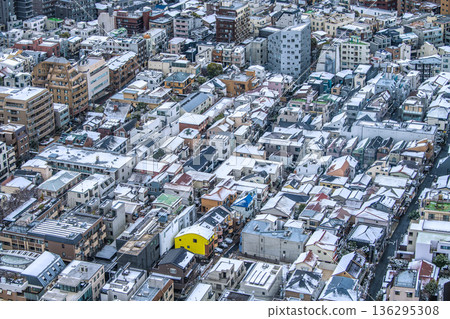 A cold wave hits the Tokyo cityscape in Japan... A residential area in Shibuya dyed in snow = Tokyo (near Ebisu 3-chome) A cold wave hits the Tokyo cityscape in Japan... A residential area in Shibuya dyed in snow = Tokyo (near Ebisu 3-chome) 136295308