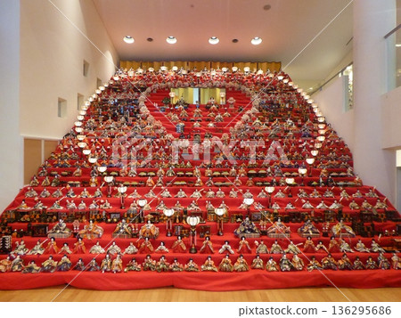 信州朱坂30層女兒節展示架,內含1000個娃娃 信州朱坂30層女兒節展示架,內含1000個娃娃 136295686