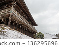 奈良東大寺二月堂舞台式主殿及冬日天空 136295696