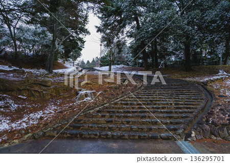 奈良東大寺二月堂石階的冬日景色 奈良東大寺二月堂石階的冬日景色 136295701