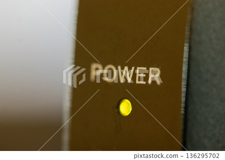 設備的電源指示燈特寫 136295702