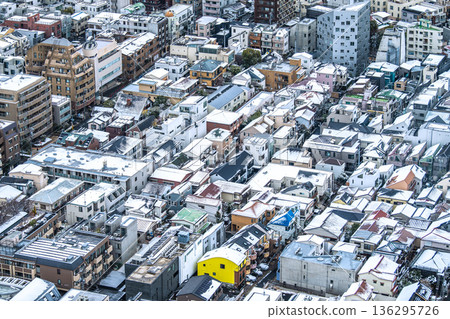 寒流席捲日本東京…澀谷一處住宅區被白雪覆蓋 = 東京(惠比壽三丁目附近) 寒流席捲日本東京…澀谷一處住宅區被白雪覆蓋 = 東京(惠比壽三丁目附近) 136295726