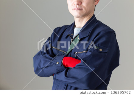 一位穿著工作服、雙臂交叉的中年男性商務人士 一位穿著工作服、雙臂交叉的中年男性商務人士 136295762