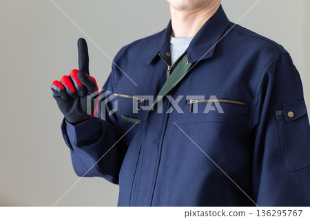 一位身著工作服的中年男商人伸出食指 136295767