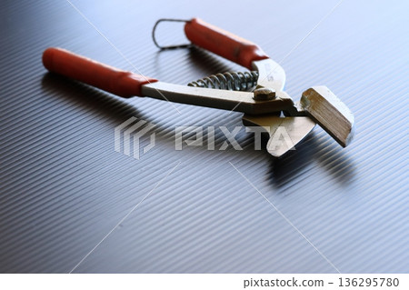 Sheet metal shears: a craftsman's tool Sheet metal shears: a craftsman's tool 136295780