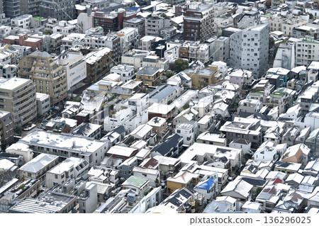 寒流席捲日本東京…澀谷一處住宅區被白雪覆蓋 = 東京（惠比壽三丁目附近） 136296025