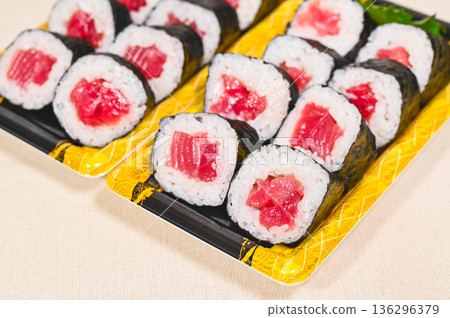 Two types of tekkamaki 136296379