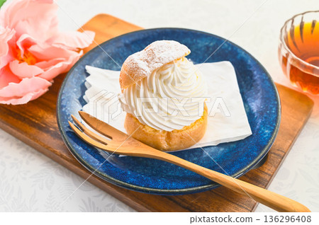 Cream puffs with plenty of fresh cream Cream puffs with plenty of fresh cream 136296408