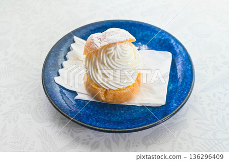 Cream puffs with plenty of fresh cream Cream puffs with plenty of fresh cream 136296409