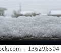 雪堆在扶手上 136296504
