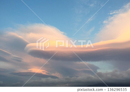 傍晚時分，刮著風的天空，烏雲密布。 136296535