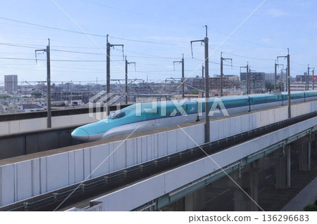 新幹線列車行駛在高架路段，東北新幹線，大宮車站 136296683