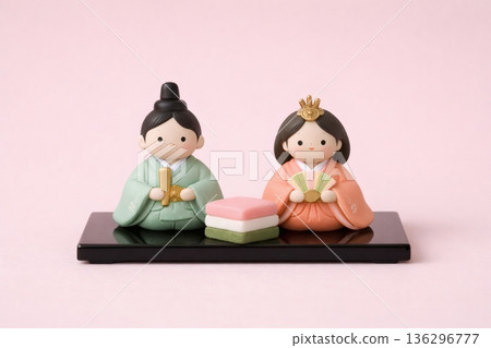 女兒節玩偶和裝飾品，春季日式靜物畫，粉紅色背景 136296777