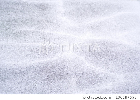 瀝青路面上薄雪的紋理 瀝青路面上薄雪的紋理 136297553