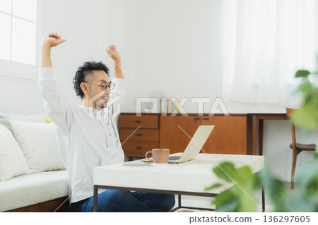 操作個人電腦的人 136297605