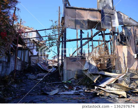 私人住宅被火燒毀 136297674