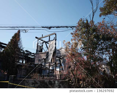 私人住宅被火燒毀 136297692