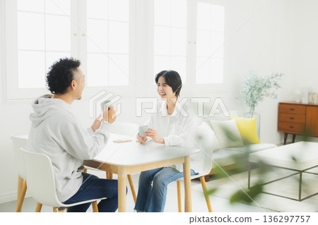 一對夫婦喝咖啡 一對夫婦喝咖啡 136297757
