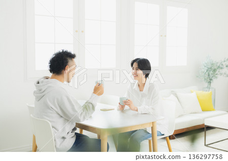 一對夫婦喝咖啡 一對夫婦喝咖啡 136297758