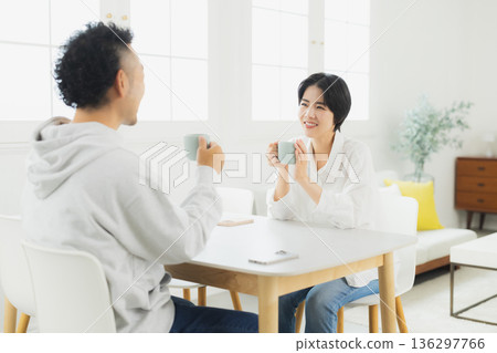 一對夫婦喝咖啡 一對夫婦喝咖啡 136297766