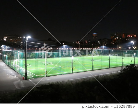 新橫子足球公園的夜晚 136297899