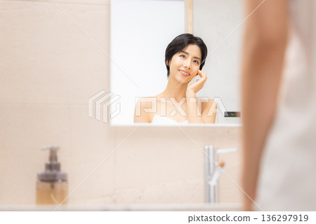 年輕女性的皮膚護理 年輕女性的皮膚護理 136297919