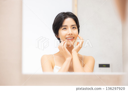 年輕女性的皮膚護理 年輕女性的皮膚護理 136297920