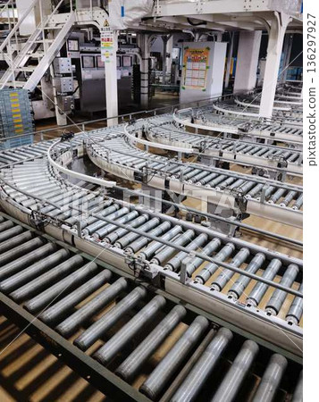 Distribution center conveyor 136297927