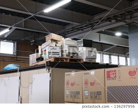 Distribution center conveyor 136297956