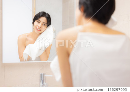 一個女人用毛巾擦臉 136297993