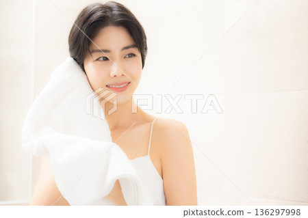 一個女人用毛巾擦臉 一個女人用毛巾擦臉 136297998